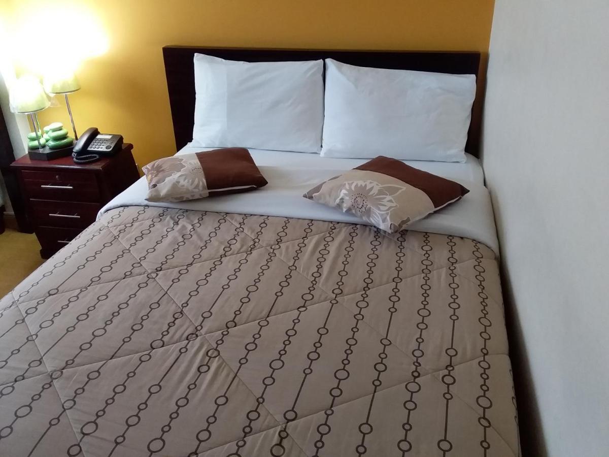 Hostal El Roble Кито Экстерьер фото