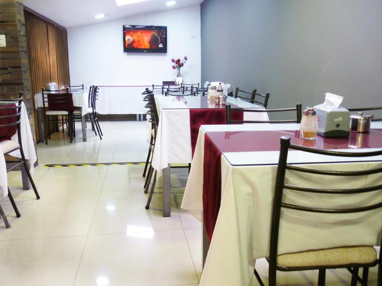 Hostal El Roble Кито Экстерьер фото