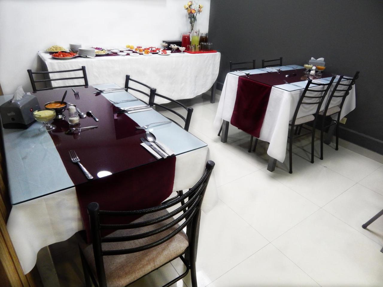 Hostal El Roble Кито Экстерьер фото