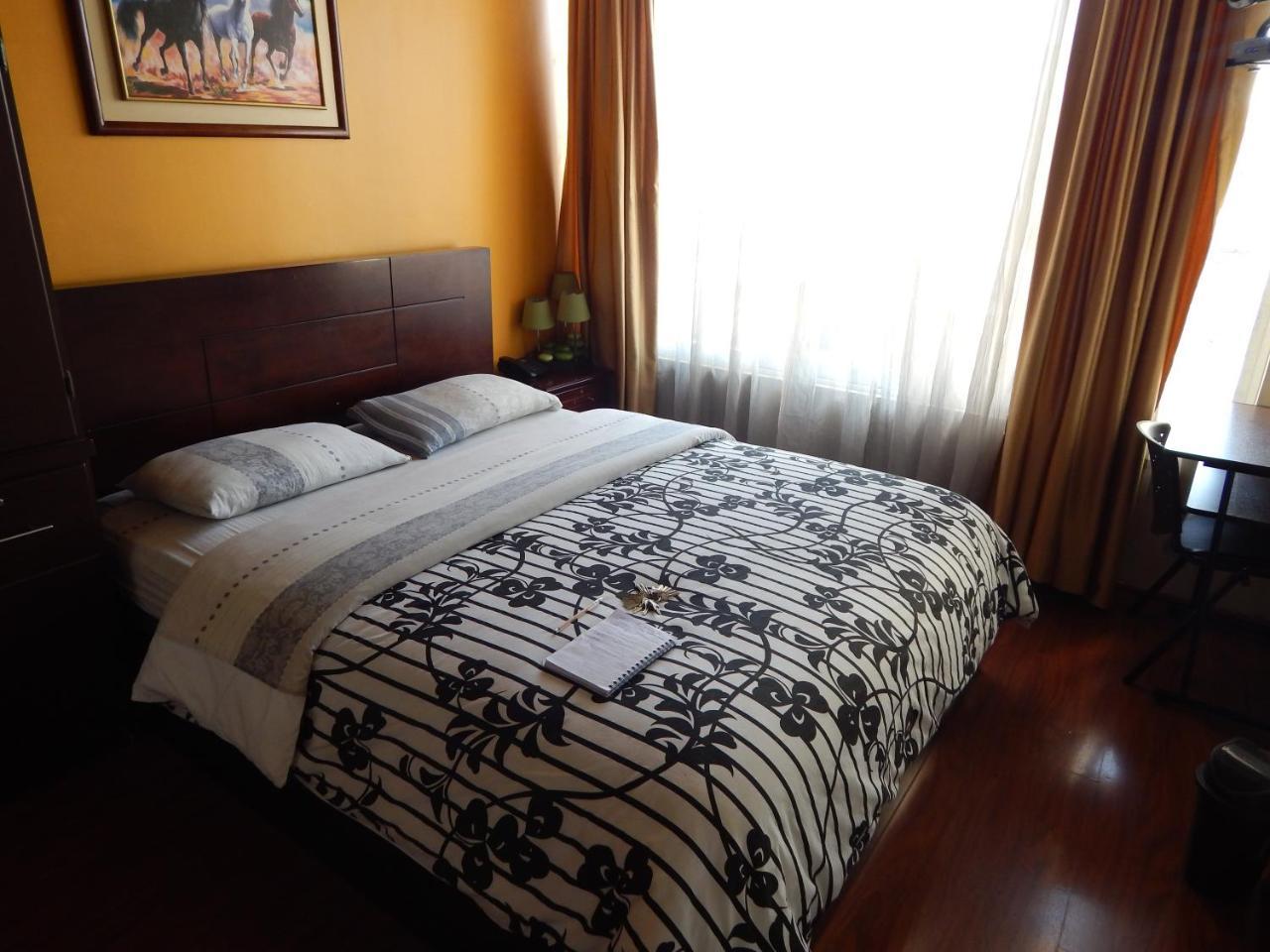 Hostal El Roble Кито Экстерьер фото