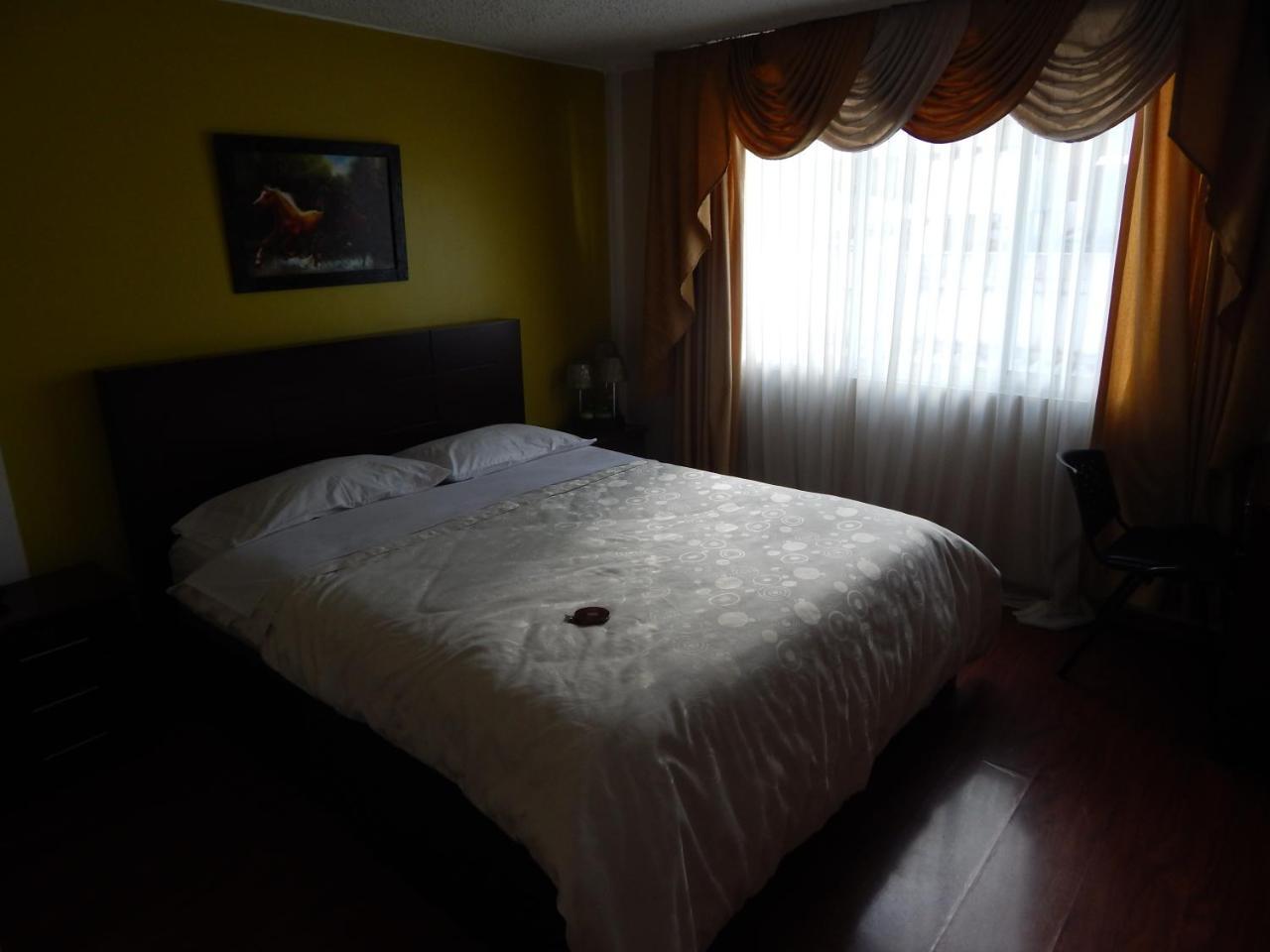 Hostal El Roble Кито Экстерьер фото