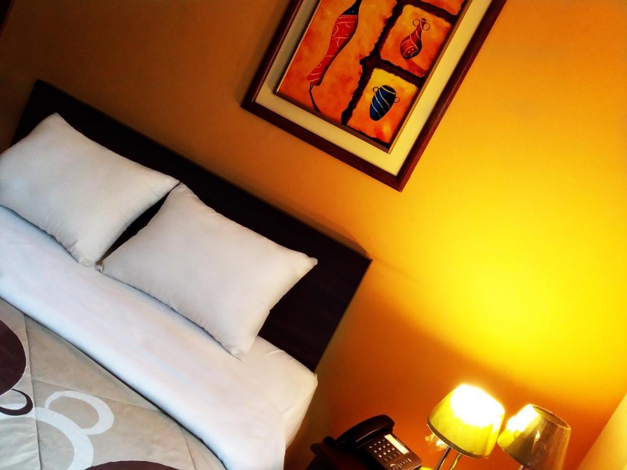 Hostal El Roble Кито Экстерьер фото