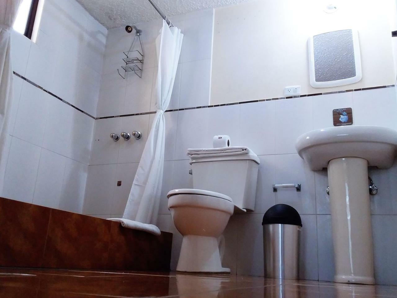 Hostal El Roble Кито Экстерьер фото